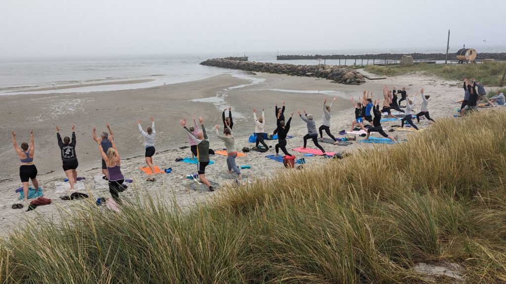 Her dyrkes yoga på stranden ved de Fantastiske Hou Dage