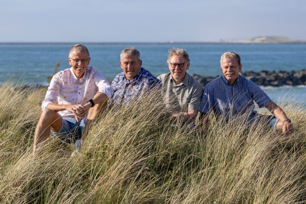 Gruppen Tørfisk fotograferet bag marehalm.