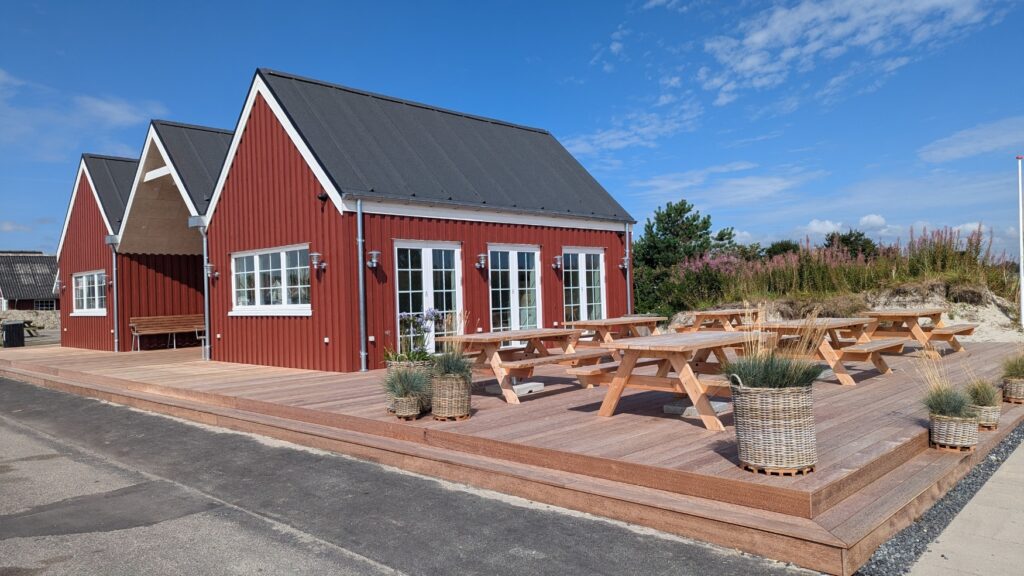 Molehuset med terrasse og bord-bænksæt.