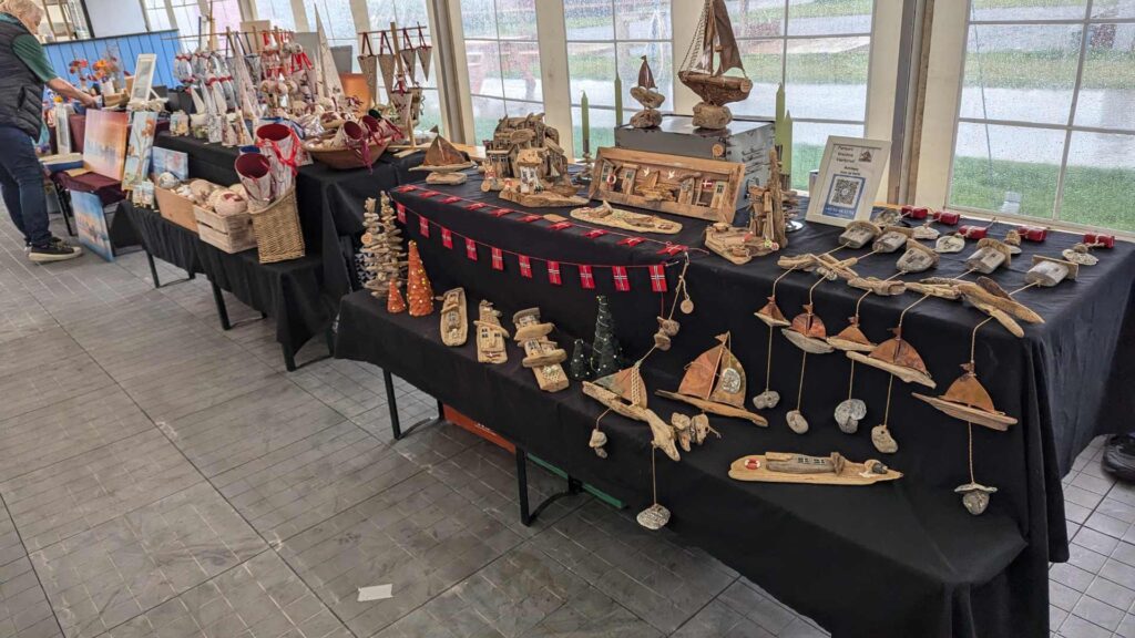 Kunsthåndværkerbod i teltet på Molen.