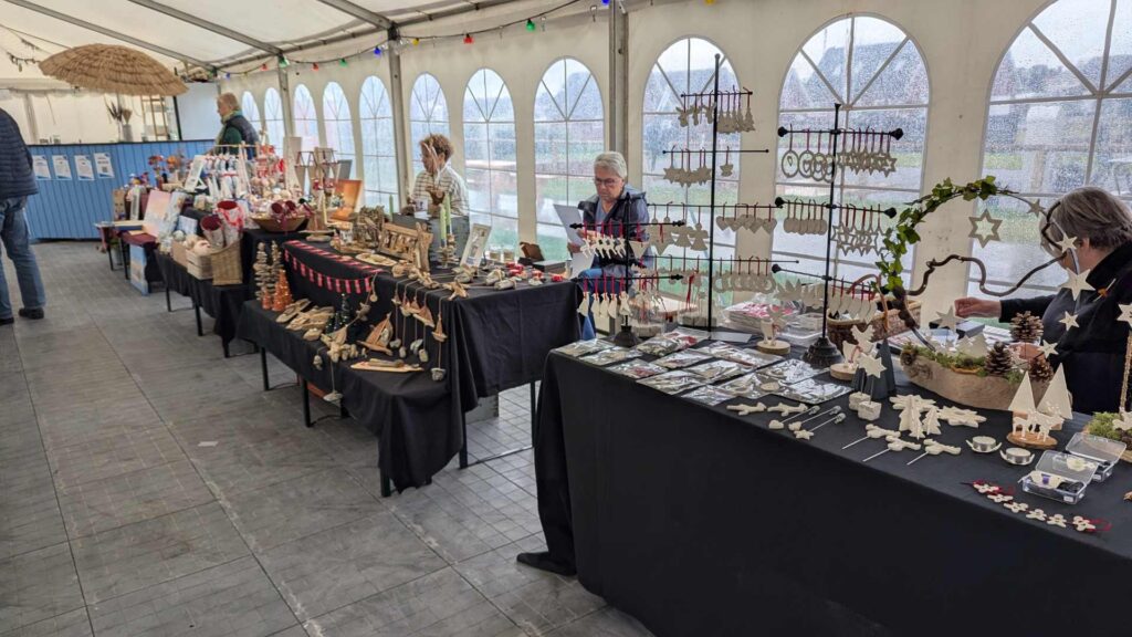 Kunsthåndværkerbod i teltet på Molen.