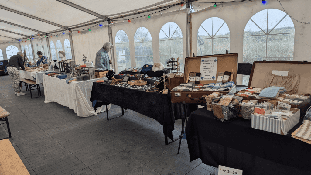 Kunsthåndværkerbod i teltet på Molen.