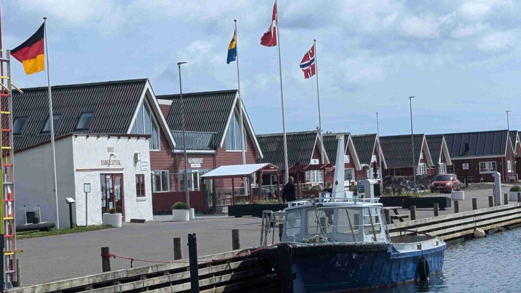 "Byrådssalen" og Havnehuset ligger helt ud mod Hou Mole.