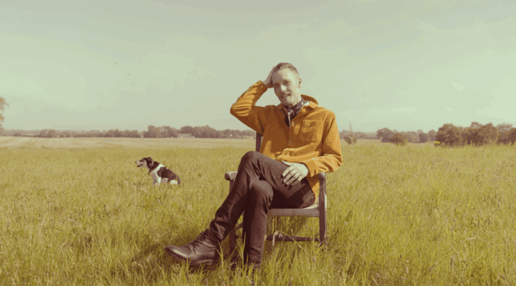 M.C. Hansen på en stol i en mark.