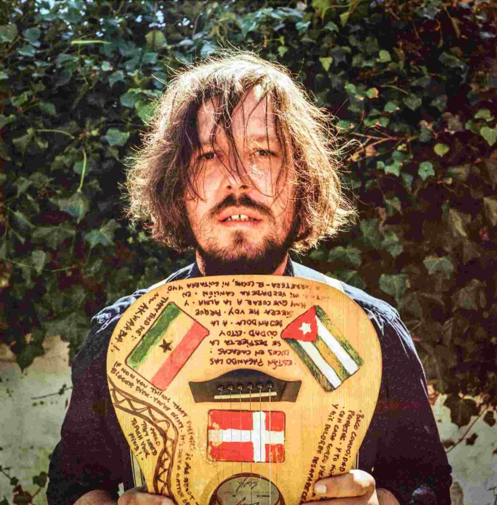 Mike Hecchi med en af sine tourguitarer