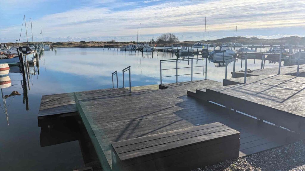 Krabbebroen ved Hou Havnepromenade i Hou Havn