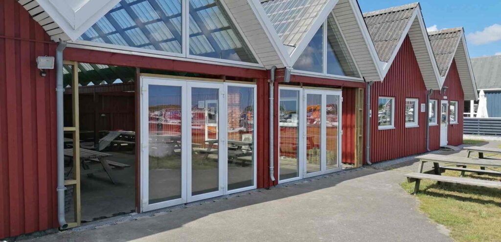 Hou´s Vilde Vikinger har klubhus og sauna bag disse døre.