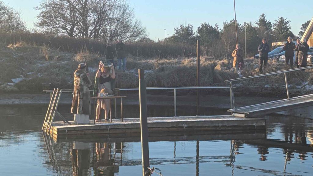 Hou´s Vilde Vikinger afholder vikingedåb fra badebroen udenfor klubhuset.