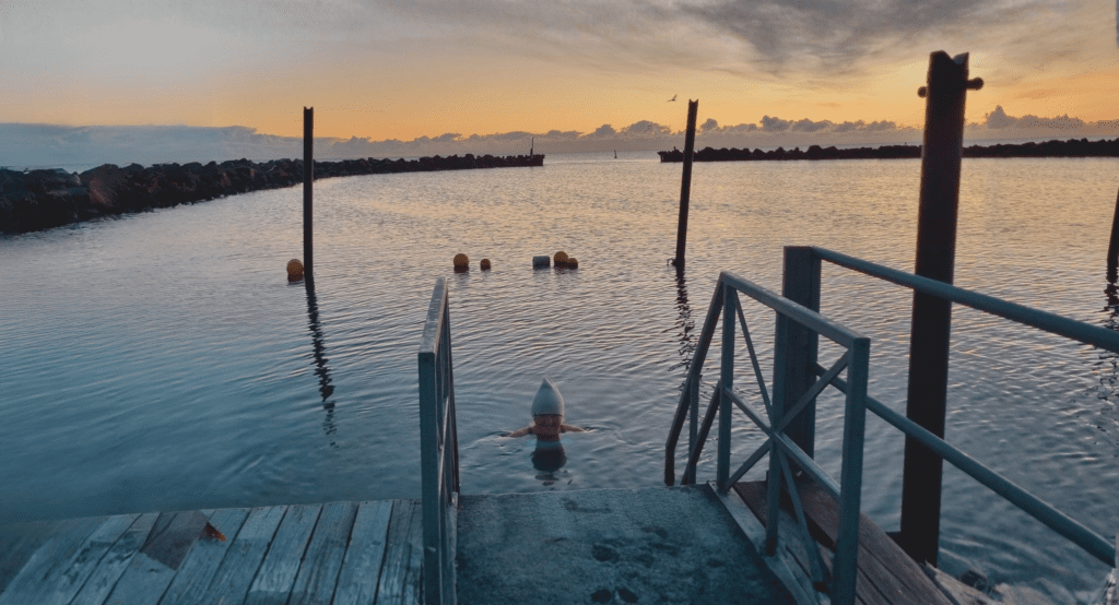 En sej kvinde tager en morgendyp i det iskolde vand