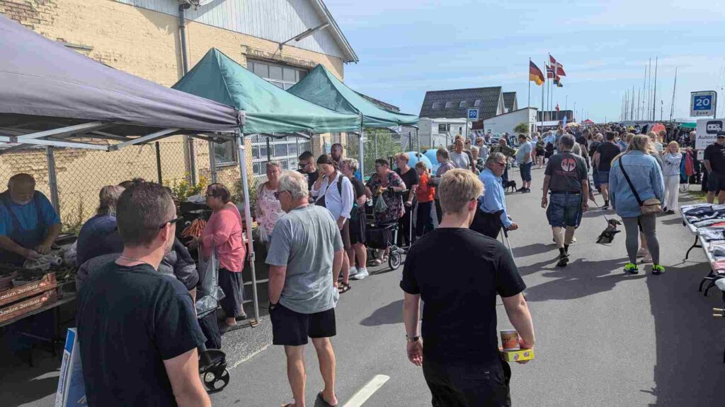 Mennesker på Molen i Hou ved kræmmermarkedet.