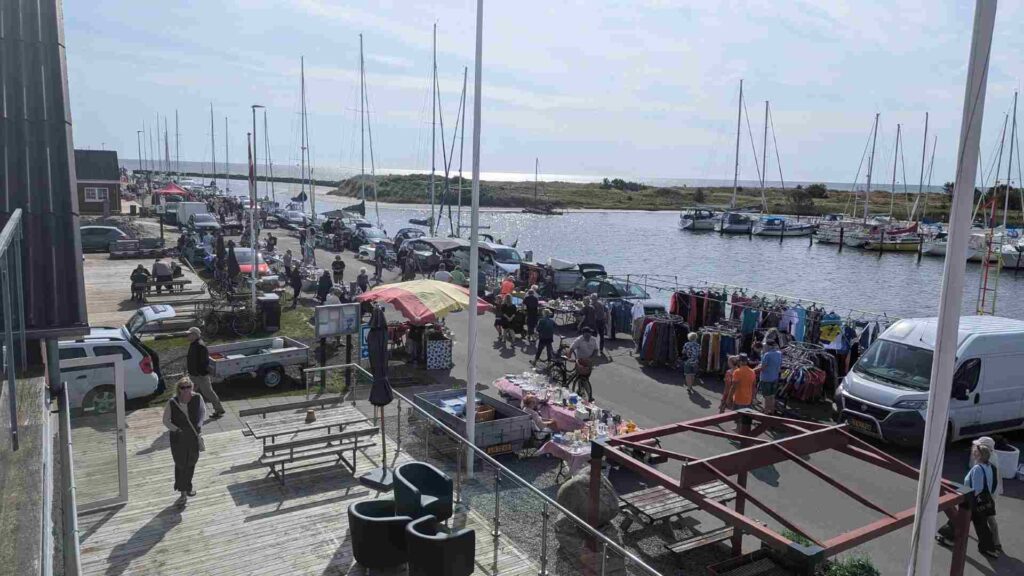 Kræmmermarked set fra Havnehuset mod øst, her er masser af boder og mennesker.