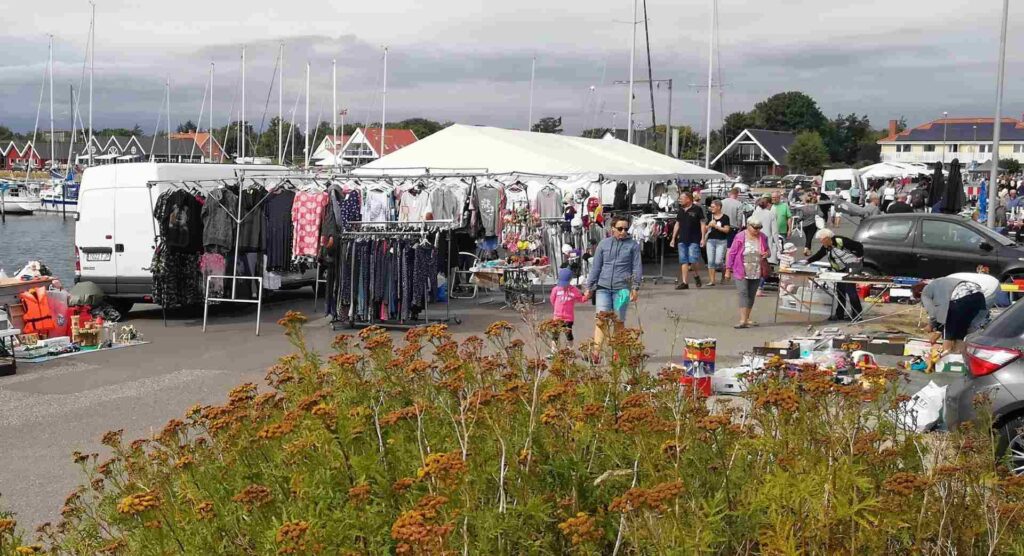 Kræmmermarkedet på Hou Havn tiltrækker ofte store boder med sommertøj.