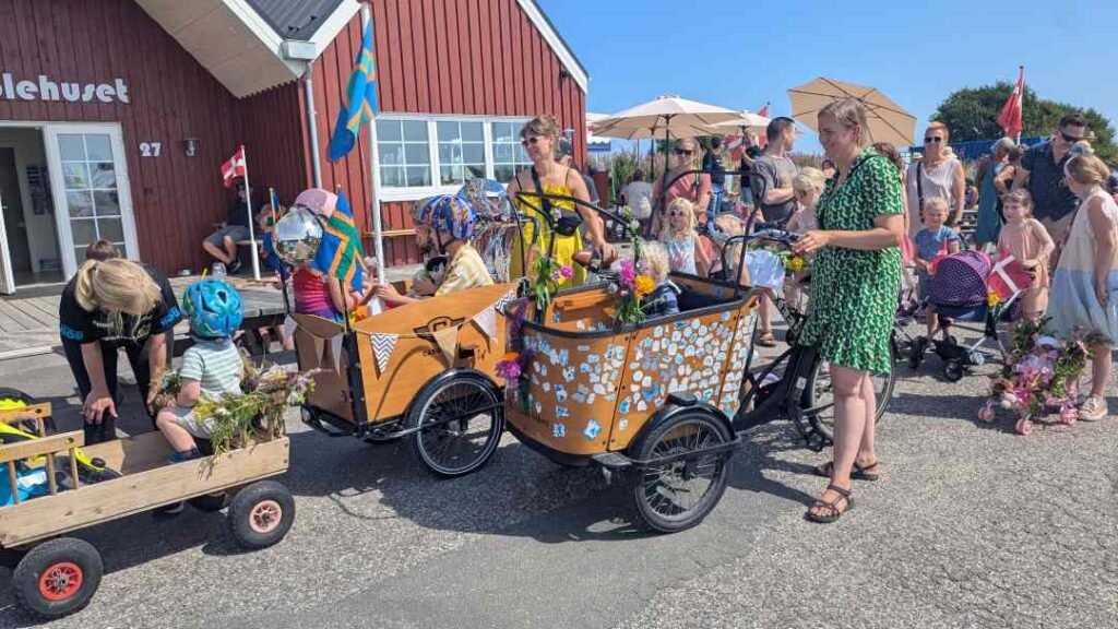 Pyntede barnevogne og cykler.